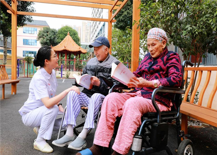 医务人员与老人们在党史学习驿站交流.jpg