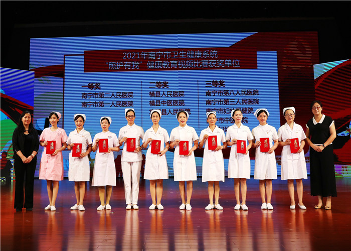 八医院护理部副主任吴琦亮代表领取获奖证书.jpg