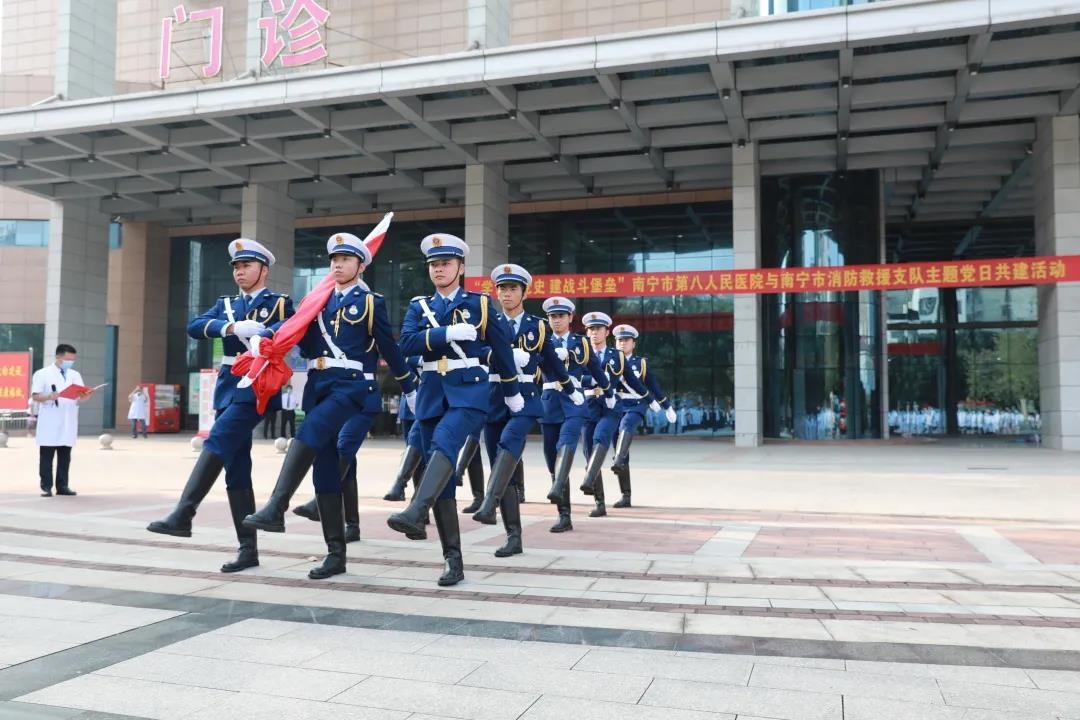 南宁市消防支队国旗队迈步入场.jpg