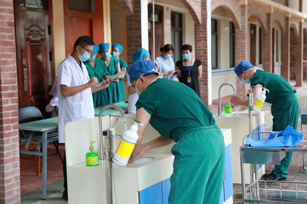 “手”护生命——南宁市八医院开展庆祝建院70周年系列活动之手术医生外科手消毒技能考核